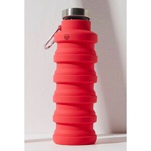 FP MOVEMENT X MAYIM
Exclusive 20 oz Collapsible
Carabiner Bottle
Color- Red
NWT